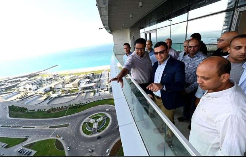 وزير الإسكان: جداول زمنية مضغوطة لتسليم وحدات الأبراج الشاطئية بالعلمين الجديدة