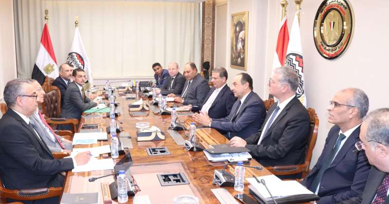 وزير قطاع الأعمال العام يبحث مع وزيري الزراعة والبترول سبل تشجيع صناعة الأسمدة