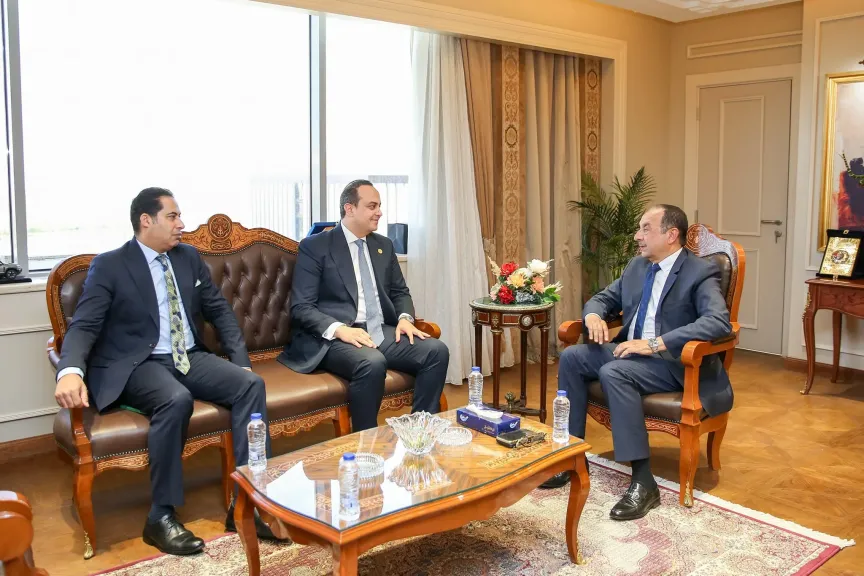 وزير قطاع الأعمال العام يبحث مع رئيس هيئة الرعاية الصحية تعزيز التعاون