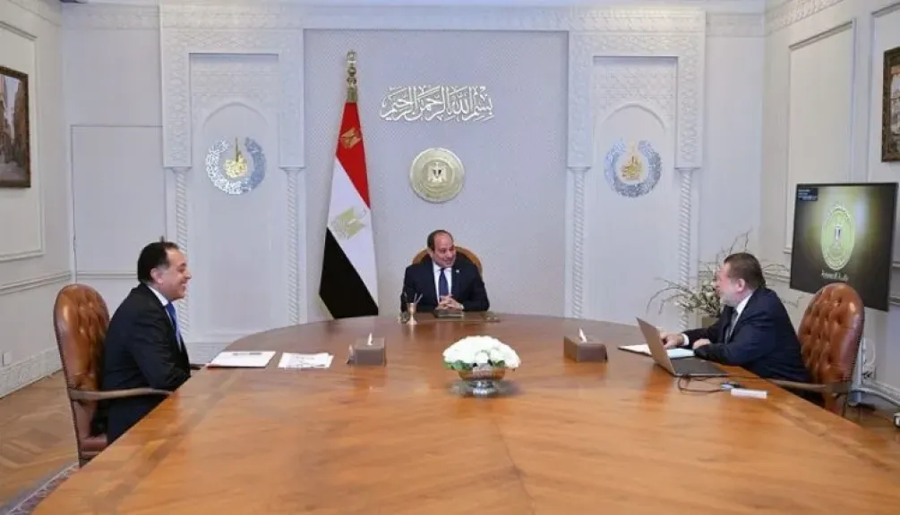 السيسي يجتمع مع رئيس الوزراء ومحافظ البنك المركزي