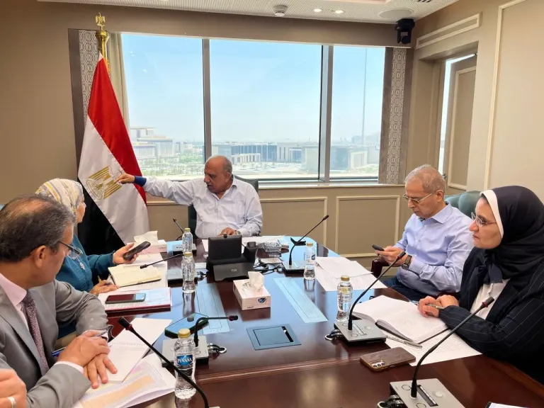 وزير الكهرباء والطاقة المتجددة يجتمع برؤساء الشركات ويوجه برفع درجة الاستعداد