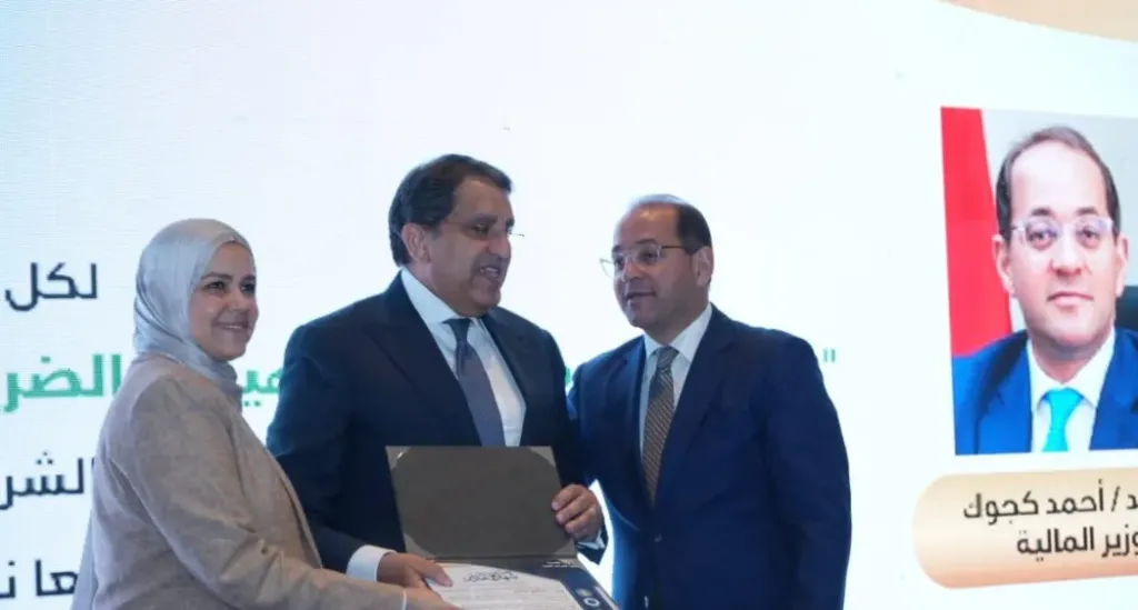 تكريم إبراهيم سرحان رئيس مجلس إدارة شركة «إي. فاينيس»،