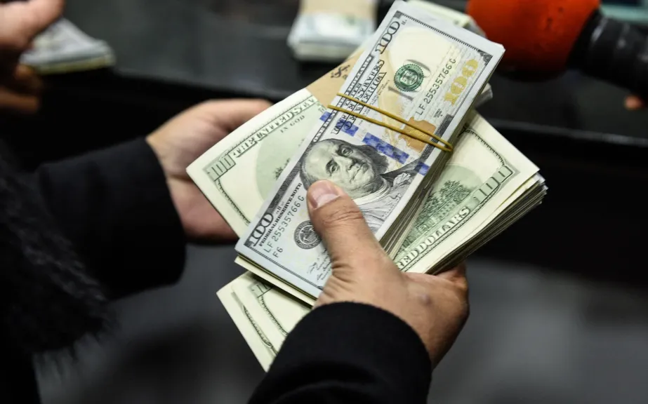 تحويلات المصريين العاملين بالخارج ترتفع خلال شهر إبريل 2025 بمعدل 39.0%