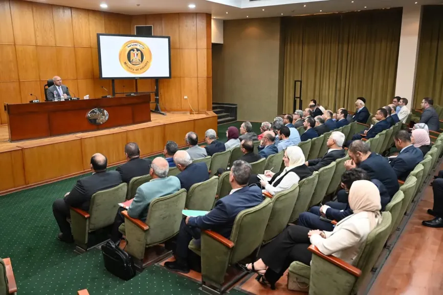 وزير الصناعة والنقل يوجه بسرعة تشغيل خطوط الإنتاج المتوقفة لكافة مصانع الأسمنت