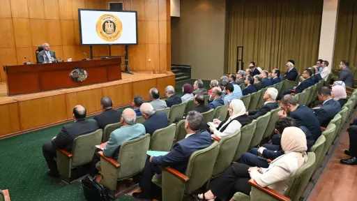وزير الصناعة والنقل يوجه بسرعة تشغيل خطوط الإنتاج المتوقفة لكافة مصانع الأسمنت