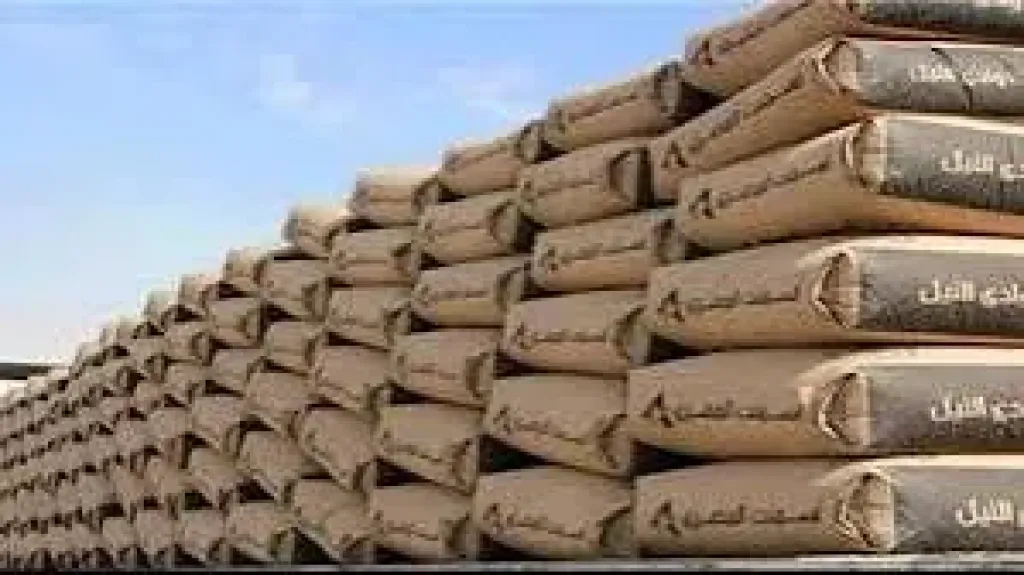 مصر تجمد خفض إنتاج مصانع الأسمنت مع زيادة الأسعار