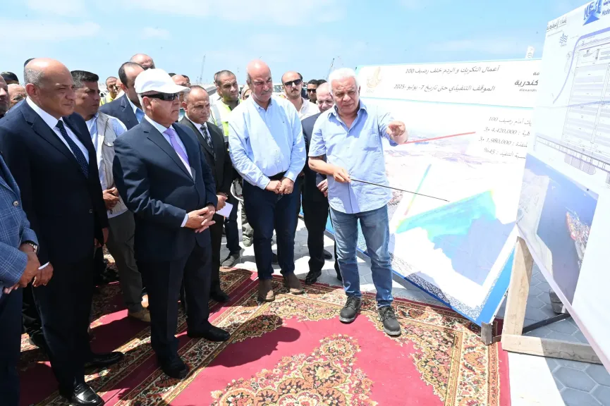 وزير الصناعة يجري جولة تفقدية موسعة بمشروعات مينائي الإسكندرية والدخيلة