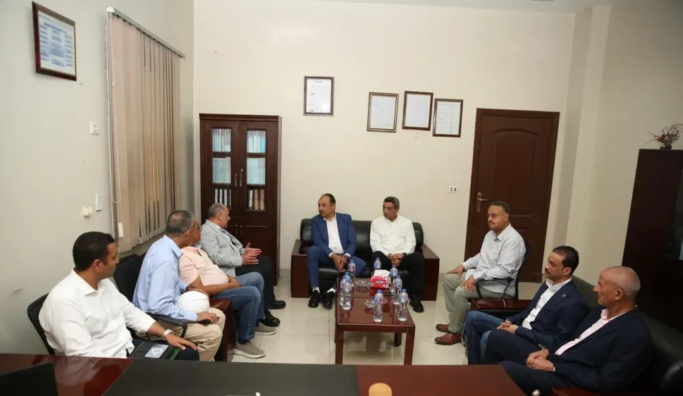 وزير قطاع الأعمال العام  يتفقد الشركة المصرية لبلوكات الأنود بالعين السخنة