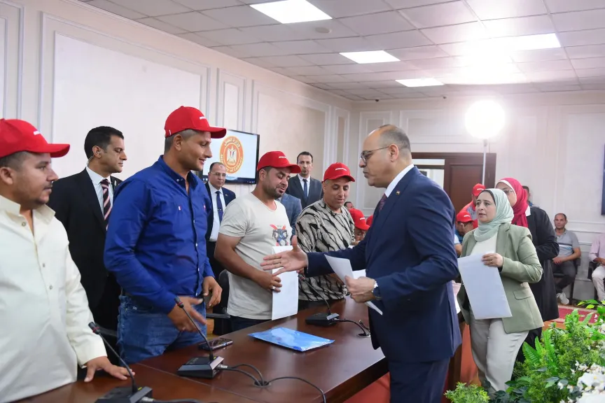 وزير العمل يُسلم عقود عمل جديدة لكوادر مصرية اجتازوا الاختبارات للعمل بشركة مقاولات في ”البوسنة والهرسك”