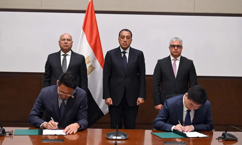 رئيس الوزراء يشهد توقيع عقد إنشاء مصنع مجموعة سايلون الصينية للإطارات بـ ”اقتصادية قناة السويس”