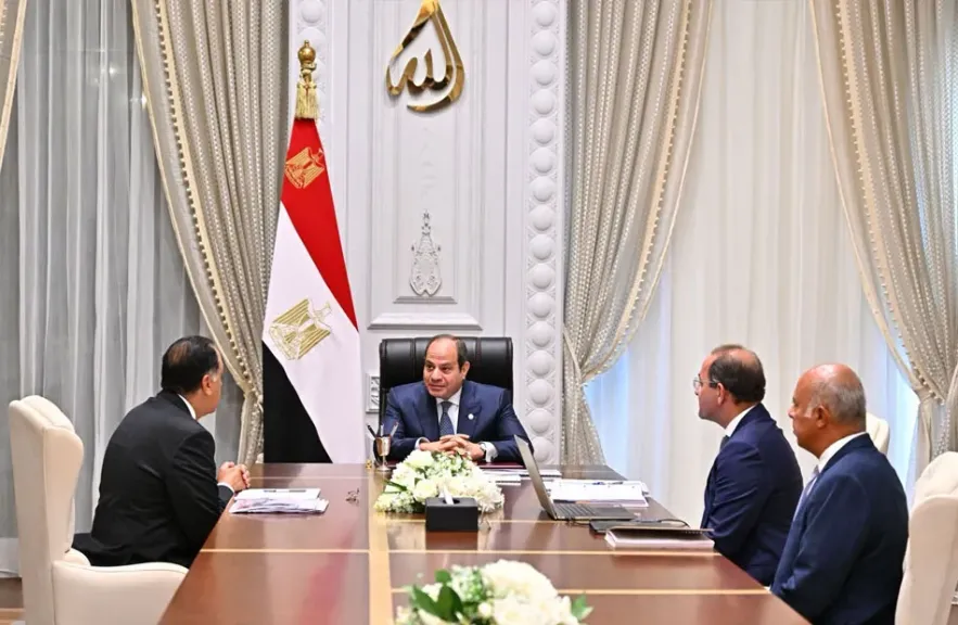 السيسي يجتمع مع مدبولي وكجوك للتعرف على المؤشرات الأوليه للأداء المالي لعام ٢٠٢٥/٢٠٢٤