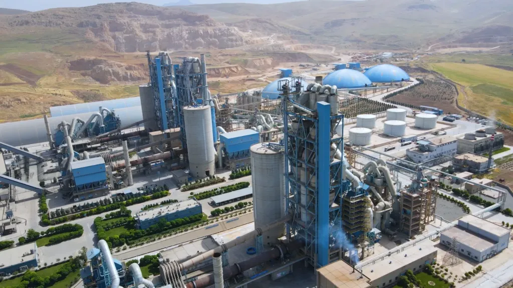 نائب رئيس مجلس الوزراء للتنمية الصناعية ووزير الصناعة والنقل يبحث مع مصنعي الأسمنت حجم الإنتاج بالمصانع