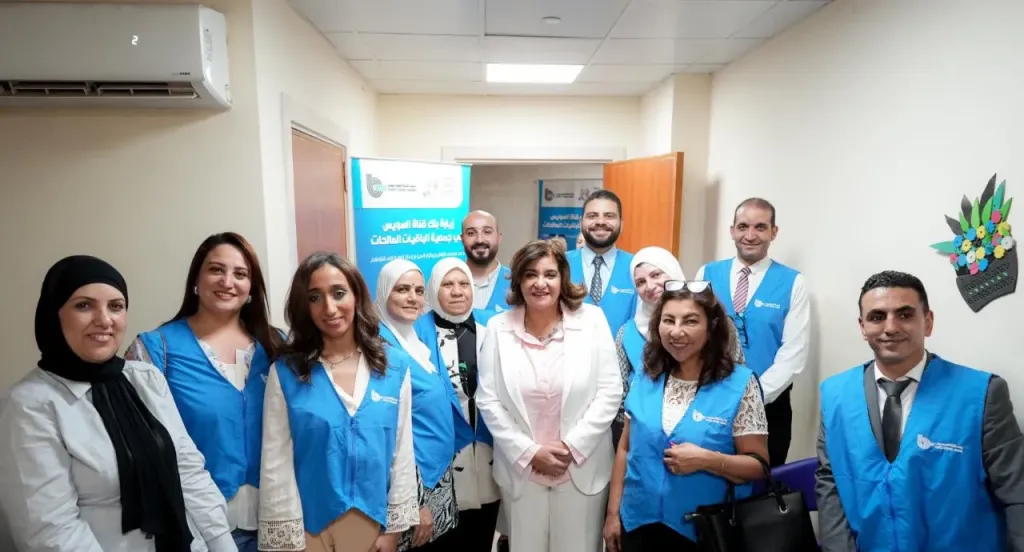 بنك قناة السويس يتبرع بأسرة طبية كهربائية لمستشفى “د/ عبلة الكحلاوي” لعلاج الزهايمر وكبار السن