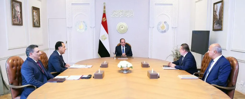 الرئيس السيسي يجتمع برئيس الوزراء ومحافظ البنك المركزي المصري