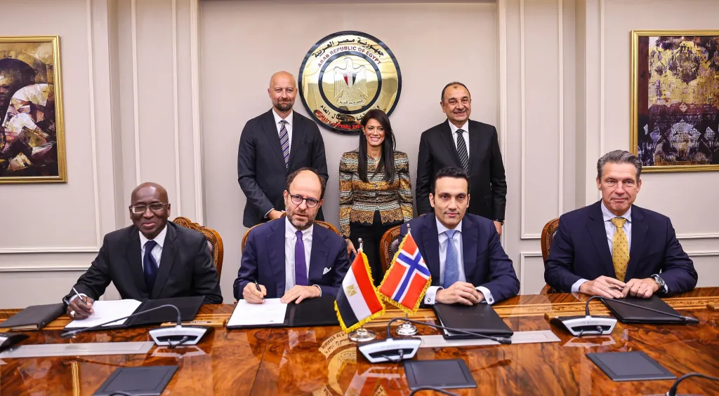 توقيع خطابات نوايا لتمويل مشروع ”دندرة” للطاقة الشمسية لتغذية مجمع ”مصر للألومنيوم” بالطاقة النظيفة