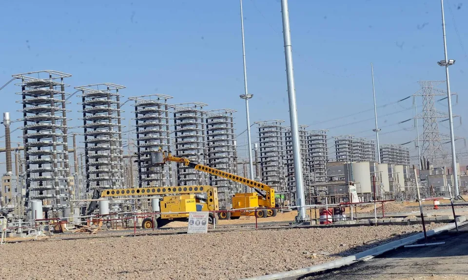 رئيس الوزراء يتابع التشغيل التجريبي لمحطة الربط الكهربائي المصري السعودي العملاقة بمدينة بدر