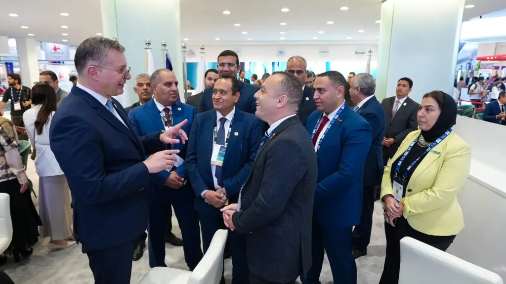 وزير البترول والثروة المعدنية يتفقد الجناح المصري في معرض أديبك