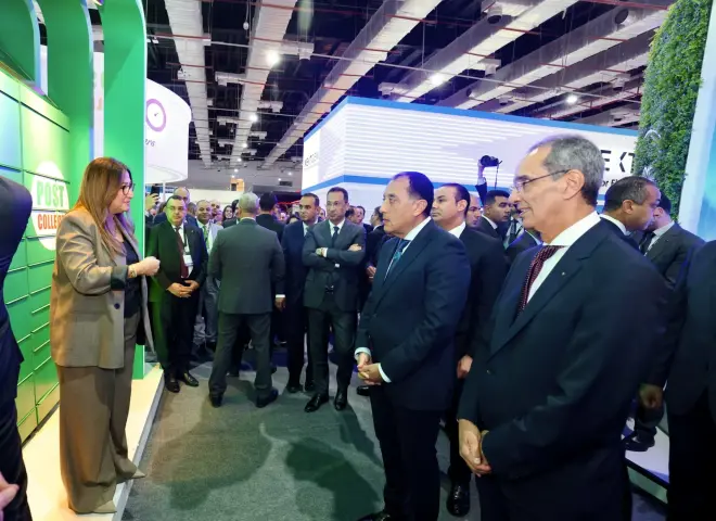 داليا الباز تستعرض أحدث خدمات البريد المصري أمام رئيس الوزراء في معرض Cairo ICT