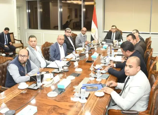وزير الإسكان يتابع مشروعات المرافق والكهرباء بالمناطق الصناعية بعدد من المدن الجديدة