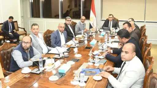 وزير الإسكان يتابع مشروعات المرافق والكهرباء بالمناطق الصناعية بعدد من المدن الجديدة