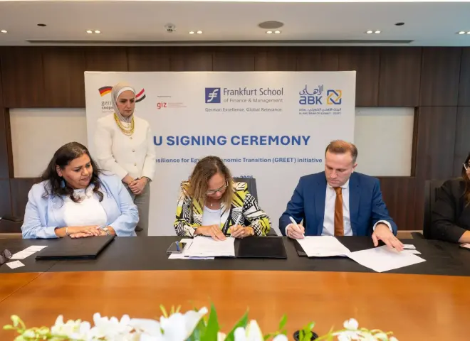 البنك الأهلي الكويتي – مصر يوقع مذكرة تفاهم مع جامعة فرانكفورت للعلوم المالية والإدارية لإطلاق منتجات مصرفية خضراء وخدمات التمويل المستدام