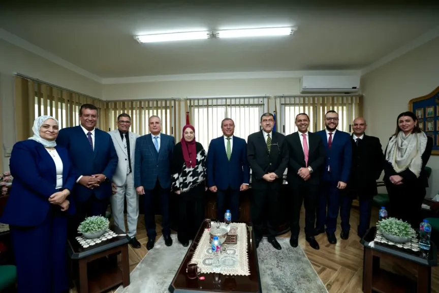 هيئة قناة السويس و«بنك التنمية الصناعية » يطلقان بطاقات دفع إلكترونية للموظفين