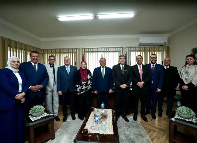 هيئة قناة السويس و«بنك التنمية الصناعية » يطلقان بطاقات دفع إلكترونية للموظفين