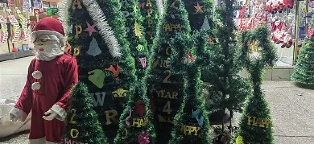 شجرة الكريسماس تغيب عن احتفالات رأس السنة.. والركود يخيّم على محلات الهدايا