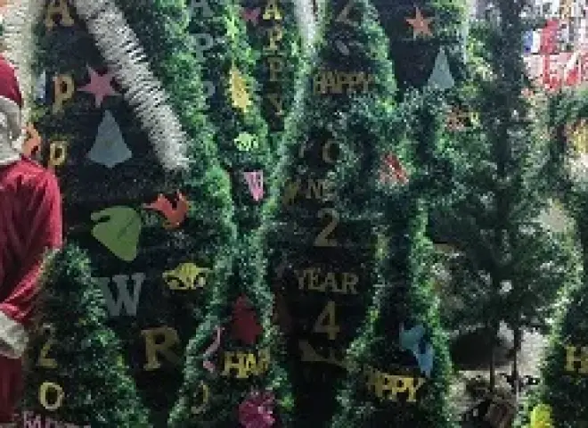 شجرة الكريسماس تغيب عن احتفالات رأس السنة.. والركود يخيّم على محلات الهدايا