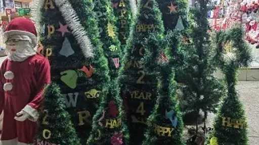 شجرة الكريسماس تغيب عن احتفالات رأس السنة.. والركود يخيّم على محلات الهدايا