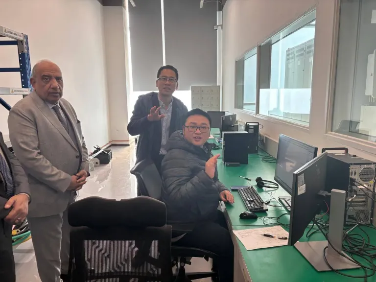 وزير الكهرباء والطاقة المتجددة يزور معامل اختبارات أنظمة بطاريات تخزين الطاقة التابعة لشركة هواوي