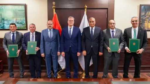 بقيمة 140 مليون دولار…وزير البترول يشهد توقيع عقد تمويل مجمع إنتاج السيليكون المعدني