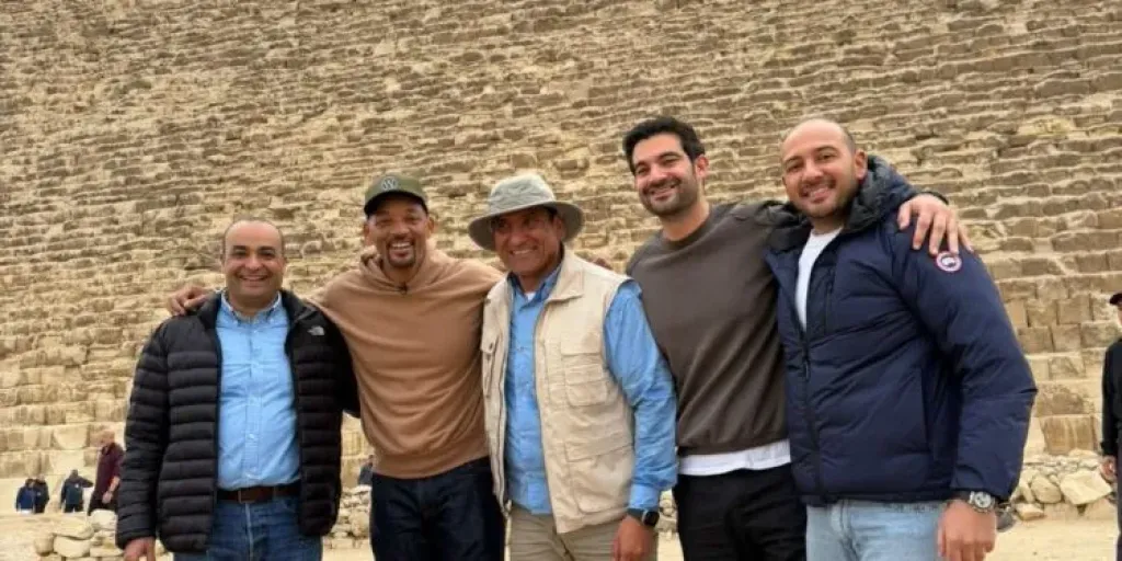 الممثل العالمي ويل سميث يزور أهرامات الجيزة