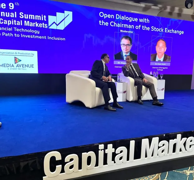 رئيس البورصة المصرية يستعرض رؤية تطوير السوق والتحول الرقمي