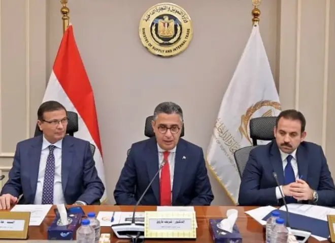 اتفاق ثلاثي لاستيراد دواجن مجمدة وطرحها بالمنافذ قبل شهر رمضان لتعزيز المعروض وضبط الأسواق