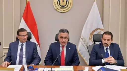 اتفاق ثلاثي لاستيراد دواجن مجمدة وطرحها بالمنافذ قبل شهر رمضان لتعزيز المعروض وضبط الأسواق