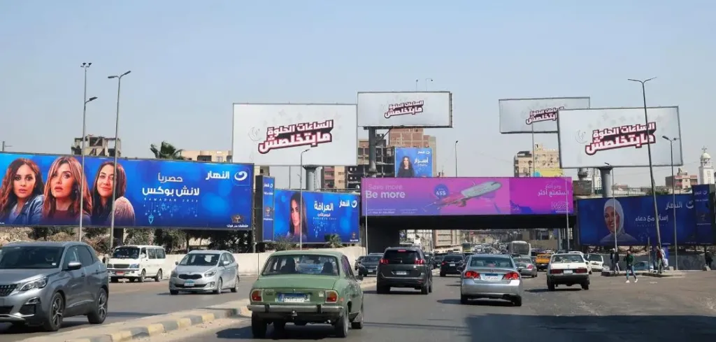 مصر تنتفق 12.7 مليار جنيه على إعلانات الطرق 2025