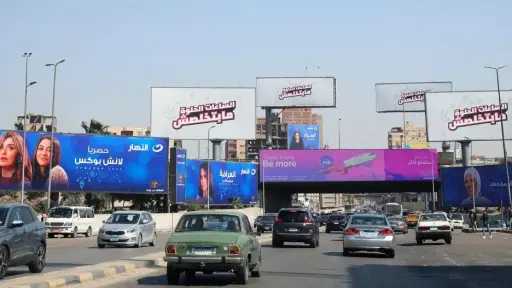 مصر تنتفق 12.7 مليار جنيه على إعلانات الطرق 2025