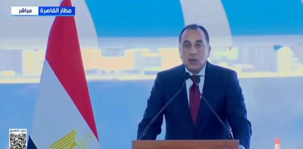 رئيس الحكومة يعلن بدء إلغاء العمل تدريجيا بنظام كارت الجوازات الورقي في المطارات