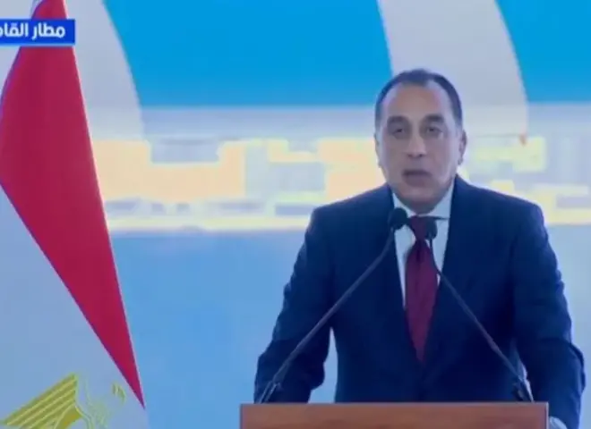 رئيس الحكومة يعلن بدء إلغاء العمل تدريجيا بنظام كارت الجوازات الورقي في المطارات