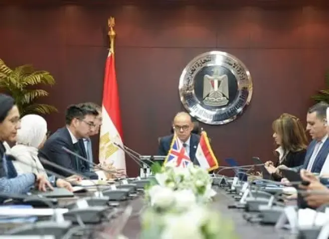 وزير الاستثمار والتجارة الخارجية يستقبل السفير البريطاني بالقاهرة لبحث تعزيز الشراكة الاقتصادية والاستثمارية