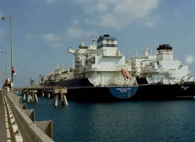 مدبولي يصعد إلى وحدة التغويز ويصل لنقطة المشاهدة المطلة على السفينة المحملة بشحنة الغاز المسال لمتابعة إجراءات عملية التغويز