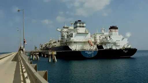 مدبولي يصعد إلى وحدة التغويز ويصل لنقطة المشاهدة المطلة على السفينة المحملة بشحنة الغاز المسال لمتابعة إجراءات عملية التغويز