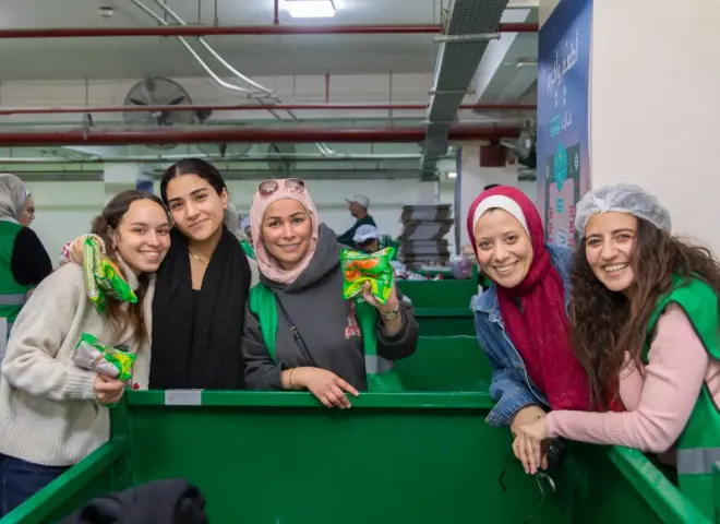 موظفو البنك الأهلي الكويتي - مصر وأسرهم يتطوعون لتعبئة وتغليف كراتين رمضان بالتعاون مع بنك الطعام المصري