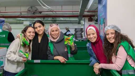 موظفو البنك الأهلي الكويتي - مصر وأسرهم يتطوعون لتعبئة وتغليف كراتين رمضان بالتعاون مع بنك الطعام المصري