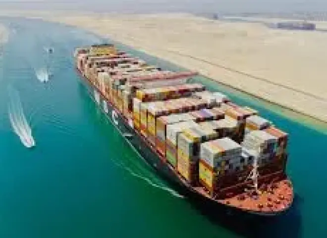 الفريق أسامة ربيع:” حركة الملاحة بالقناة منتظمة... وتدابير للتعامل مع سوء الأحوال الجوية”