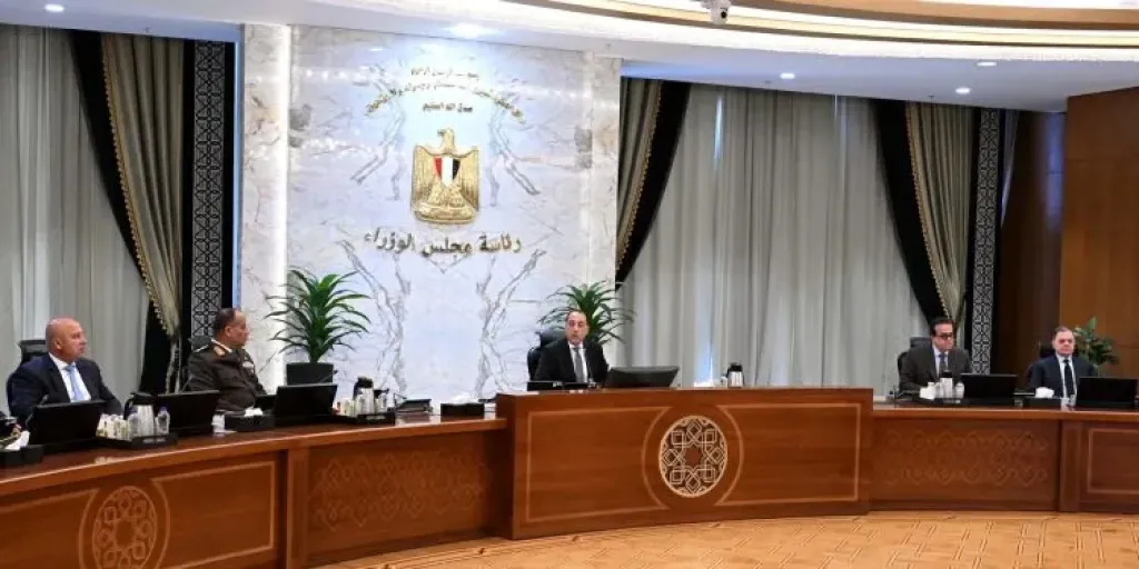 رئيس الوزراء يصدر قرارا بشأن الآليات القانونية لغلق المحال العامة والمراكز التجارية والمطاعم