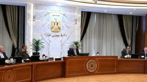 رئيس الوزراء يصدر قرارا بشأن الآليات القانونية لغلق المحال العامة والمراكز التجارية والمطاعم