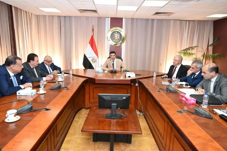 وزير الصناعة يبحث مع اتحاد الصناعات المصرية وممثلي غرفة البترول والتعدين سبل تعظيم الاستفادة من الخامات