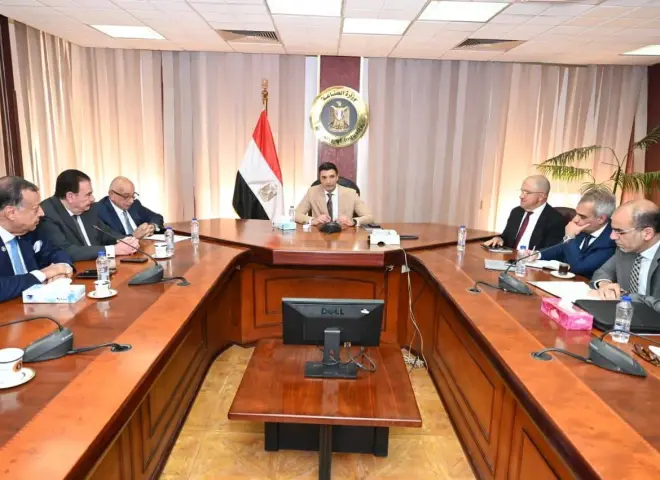 وزير الصناعة يبحث مع اتحاد الصناعات المصرية وممثلي غرفة البترول والتعدين سبل تعظيم الاستفادة من الخامات